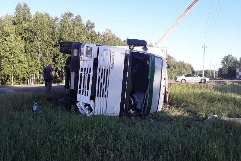 Большегруз опрокинулся и повредил линию электропередач в Петропавловске