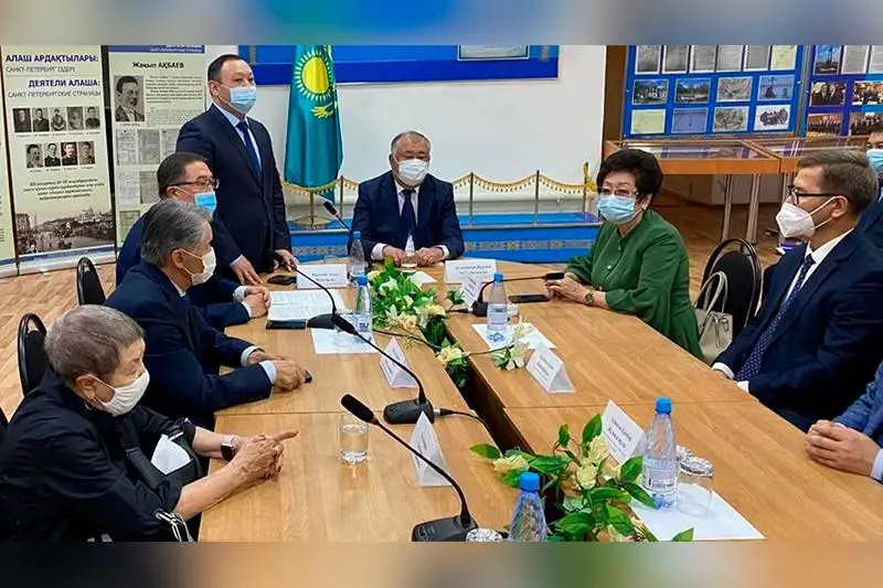 Ценные документы в госархив передал исследователь Карлага в Караганде