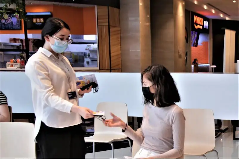 Призы для вакцинированных раздают в столичном ТРЦ