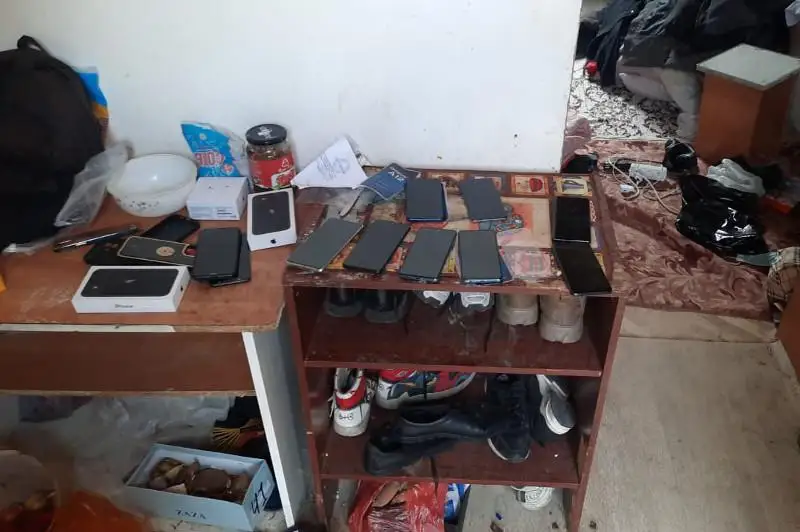 Almatyda 17 jastaǵy jigit lombardtan uıaly telefondar urlady degen kúdikke ilindi
