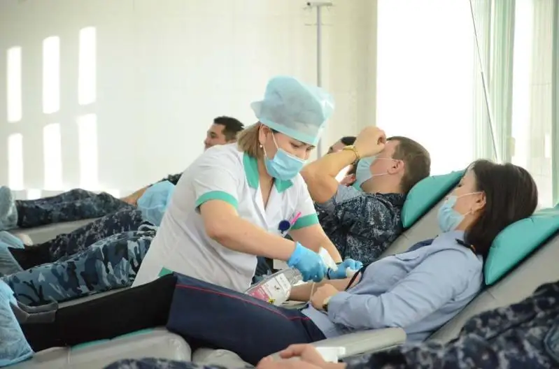 Карагандинские полицейские сдали кровь