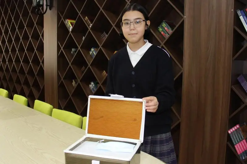 Ученица НИШ изобрела дезинфицирующее устройство медицинских масок