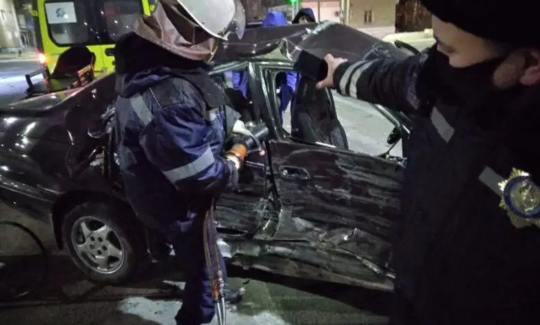 Женщину извлекли из искореженного авто в Семее