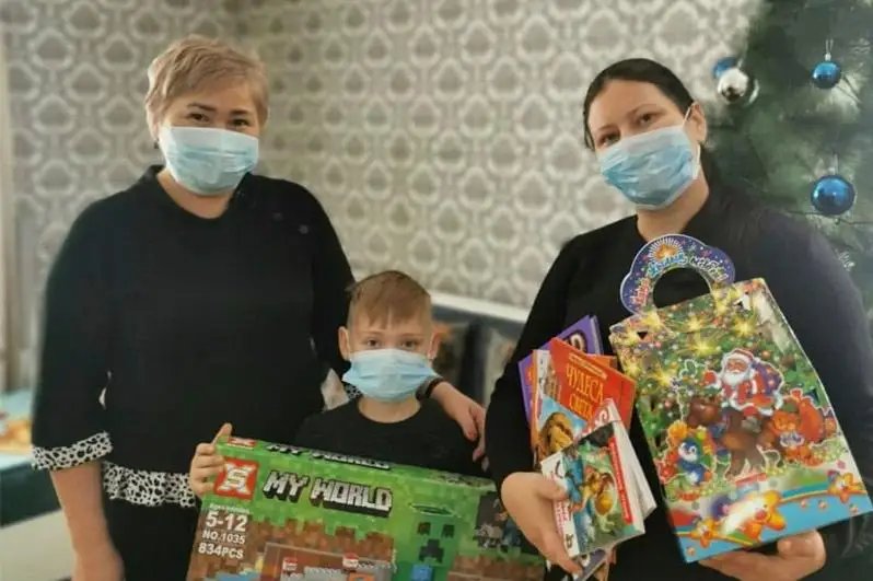 Бежавшего за Дедом Морозом школьника из ВКО поздравил министр образования и науки