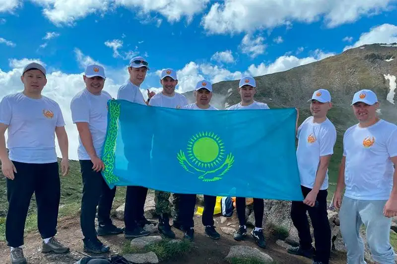 День казахстанской полиции: руководство полиции Алматы покорило пик Фурманова