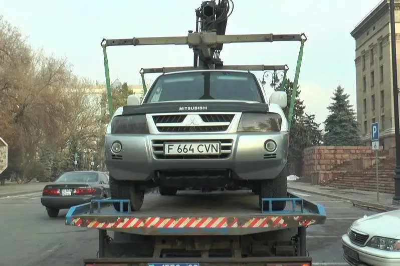 Almatyda júrgizýshisi turaq aqysyn tólemeý úshin jalǵan tirkeý nómirimen júrgen