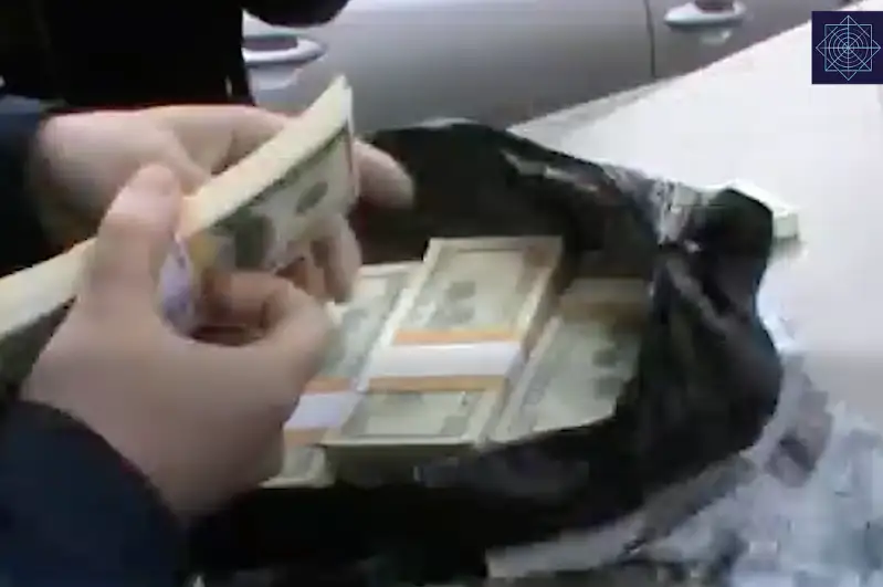 1 mln dollarǵa jýyq aqshany qoldan jasaǵan Almaty turǵyny 6 jylǵa sottaldy