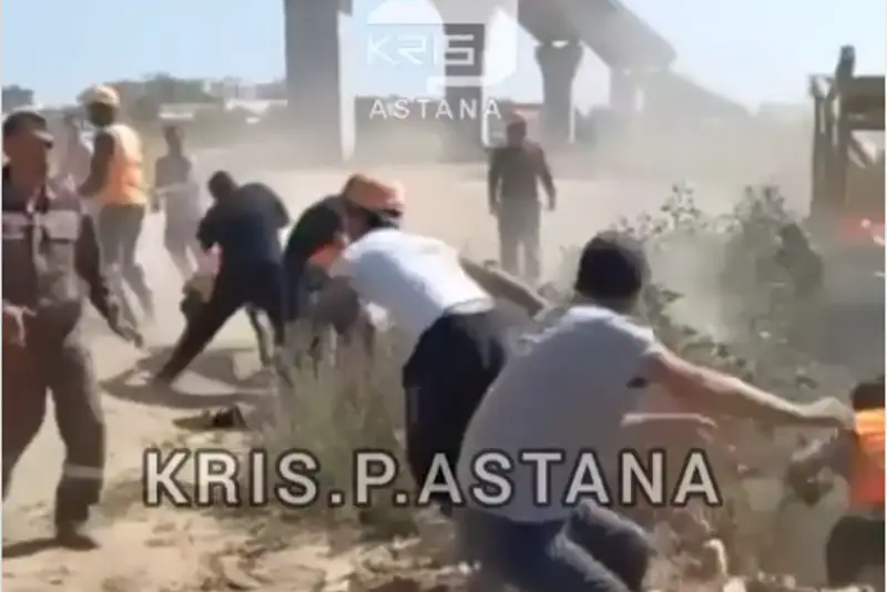 Polıtsııa vıdeosy jelide taraǵan jumysshylar arasyndaǵy tóbelestiń mán-jaıyn túsindirdi