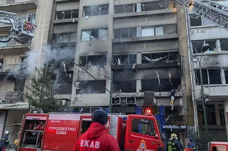 В многоэтажном доме в центре Афин произошел взрыв