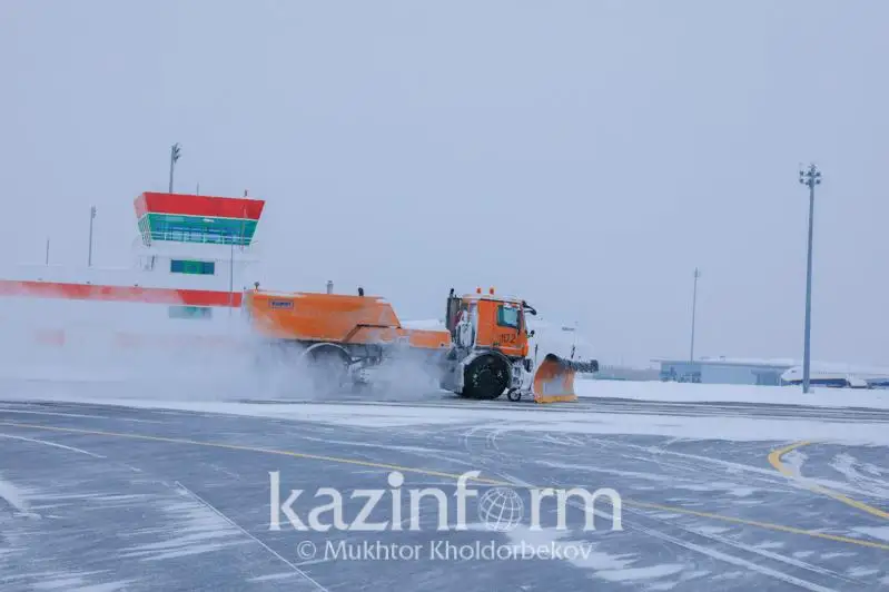 35  человек работают в усиленном режиме для расчистки столичного аэропорта от снега