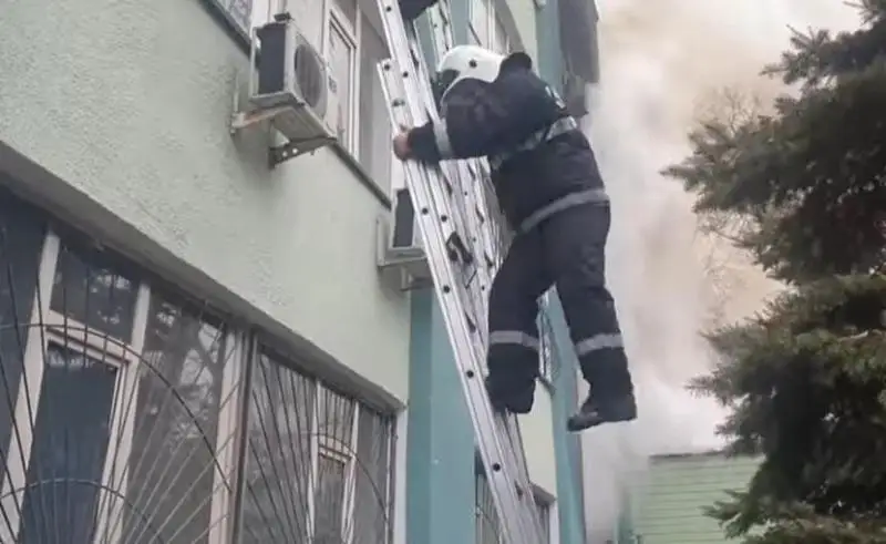 Пожарные, подвергаясь побоям и погромам техники, спасали людей из горящего здания в Алматы