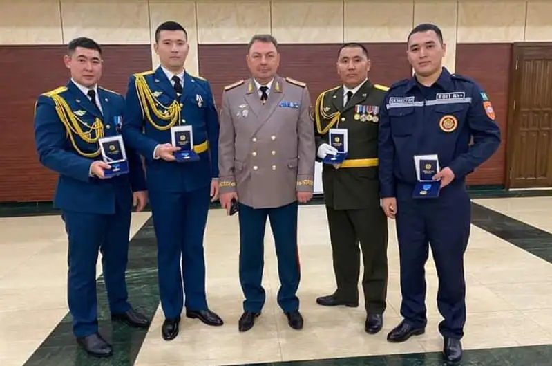 Атыраулық үш құтқарушы жігіт «Ерлігі үшін» медалімен марапатталды