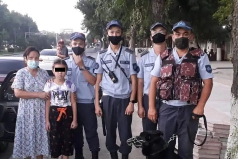 В Шымкенте военнослужащие Нацгвардии вернули потерявшуюся девочку родным
