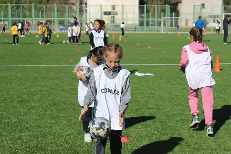 Ветераны футбола дали мастер-класс жамбылским школьницам