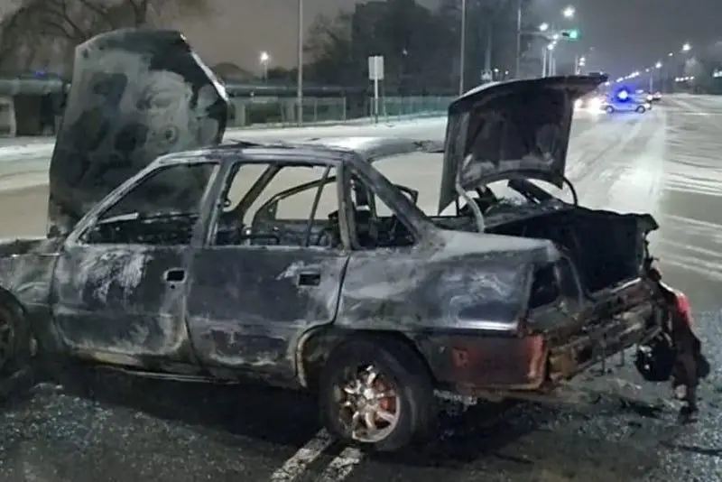 Одна из автомашин загорелась во время аварии в Актобе