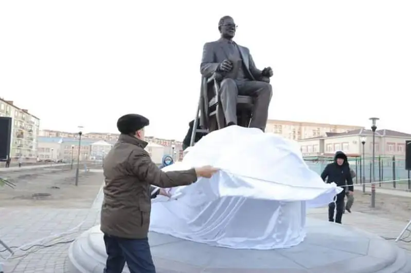Atyraýda akademık Salyq Zımanovtyń esimi mektepke berilip, eskertkishi qoıyldy