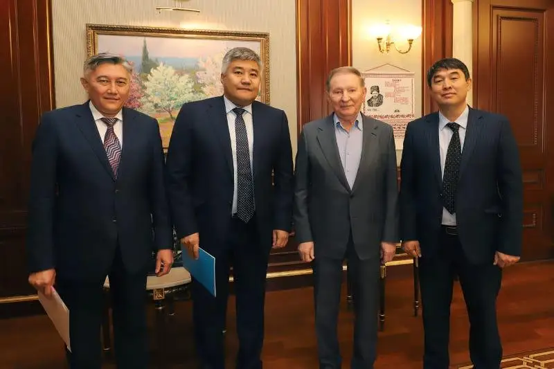 Посол РК Дархан Калетаев встретился с экс-Президентом Украины Леонидом Кучмой