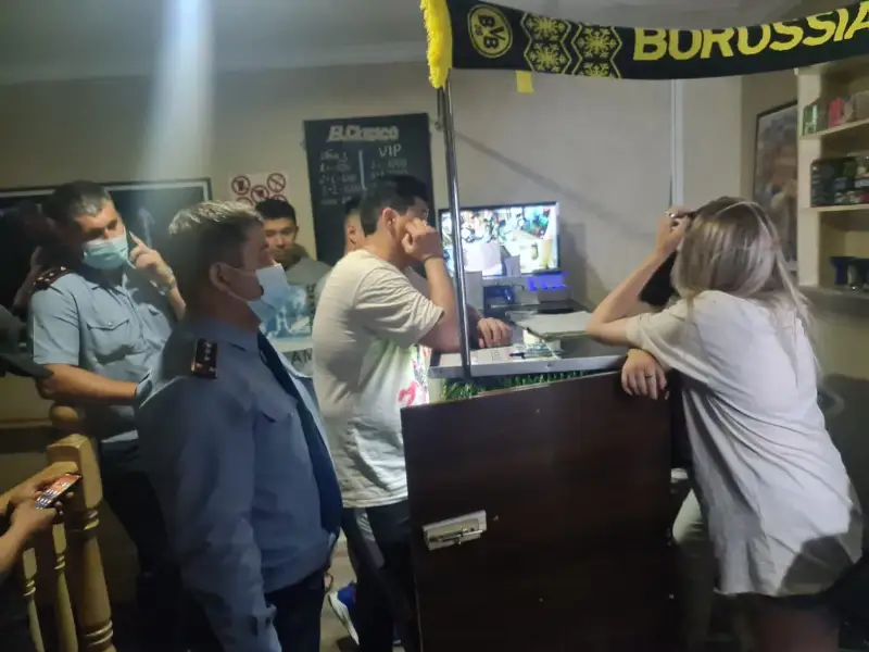 500 посетителей находилось в столичном клубе, нарушая карантин