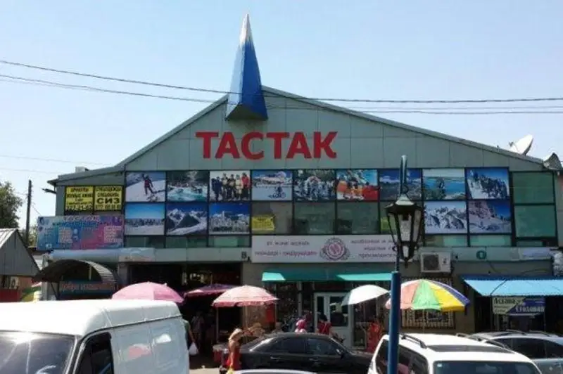 Районный аким Алматы высказался о стихийной торговле возле рынка в «Тастаке»