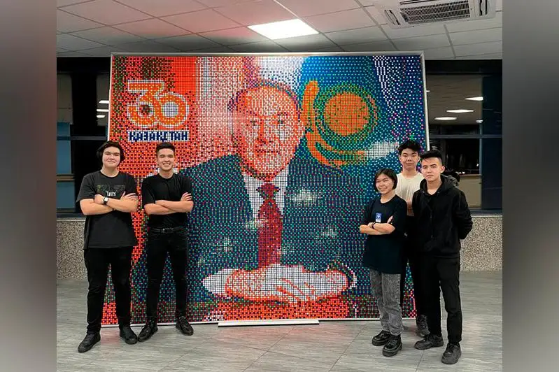 Semeı jasóspirimderi 3 myń Rýbık kýbıgimen Elbasy portretin jınady