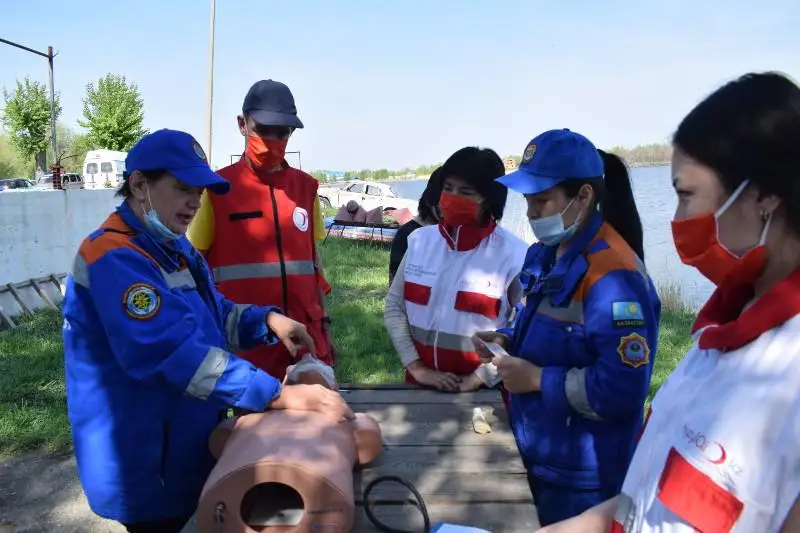 Спасению на воде обучали волонтеров в Костанайской области