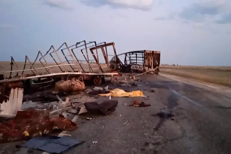 При столкновении грузовиков сгорели двое человек и 39 лошадей в ЗКО