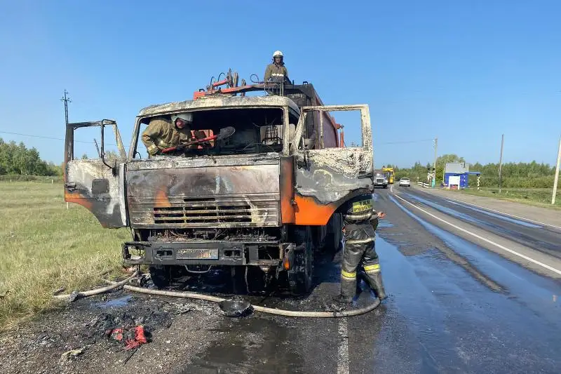 Мусоровоз сгорел на объездной дороге в Петропавловске
