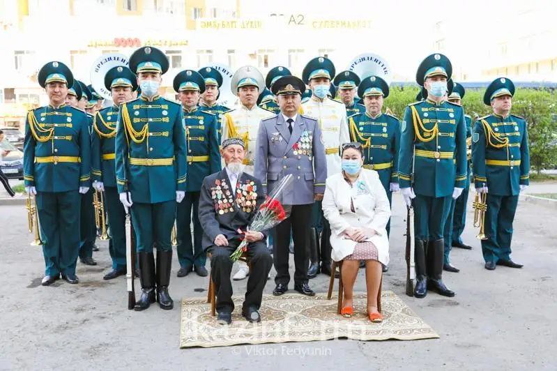 Руководство Службы госохраны РК поздравило ветерана ВОВ в столице