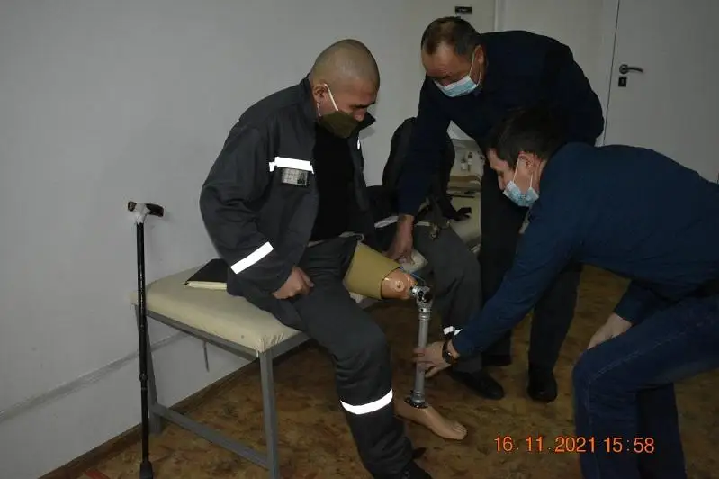 Oralda tehnık jazasyn óteýshiniń aıaǵyna protez qondyryp berdi