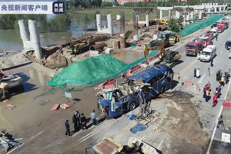 Трое человек погибло, 11 числятся пропавшими без вести при падении автобуса в реку на севере Китая