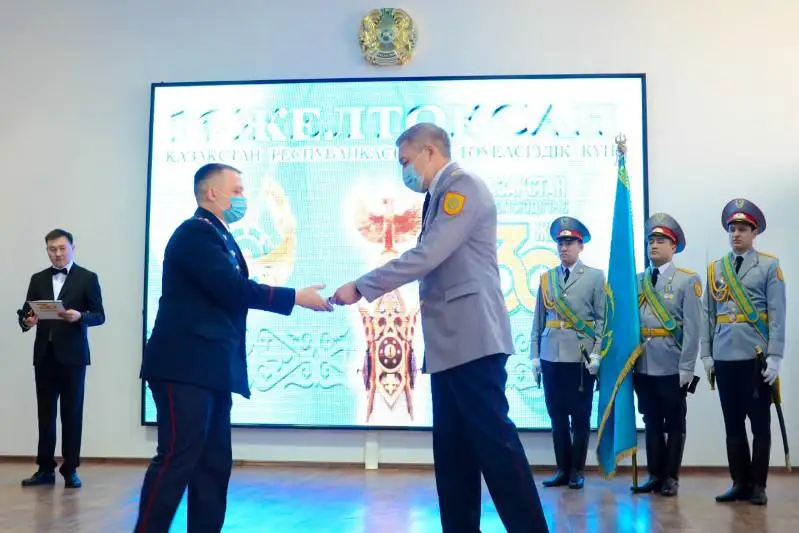 Награды к 30-летию Независимости вручили карагандинским полицейским