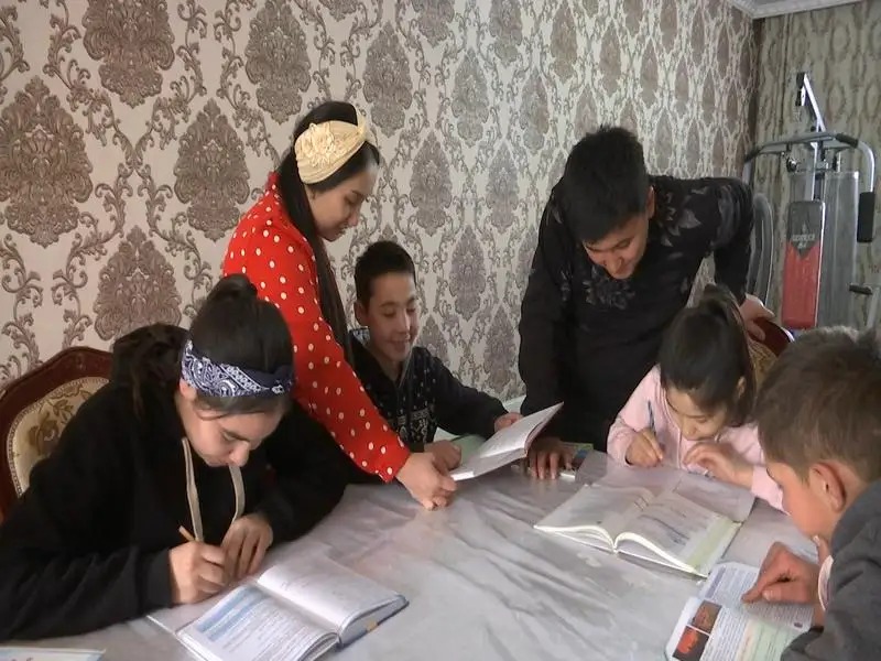 Мен жетілген әйелмен танысқым келеді Порно бейне бір орында тұрып, мойынсұнушылықпен