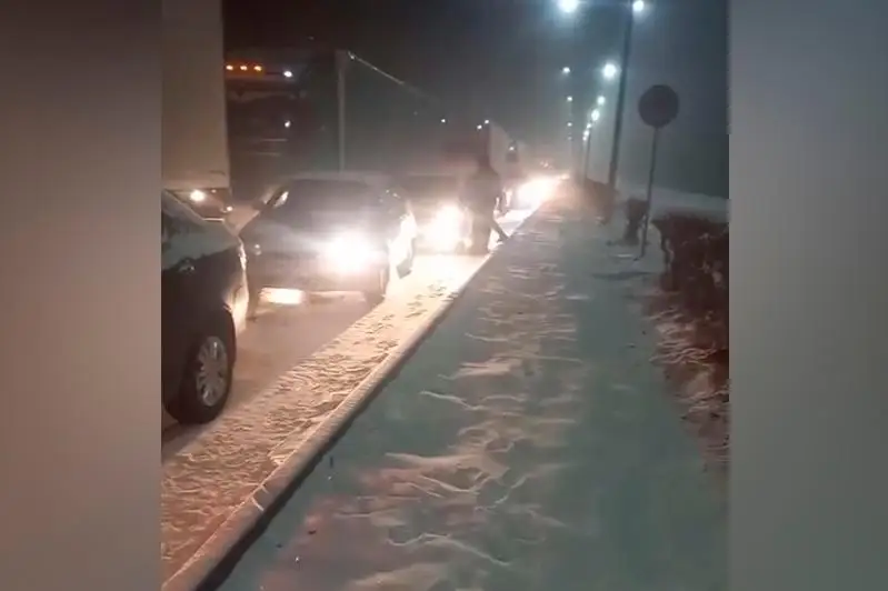 Километровые пробки в Алматинской области объяснили в «КазАвтоЖол»