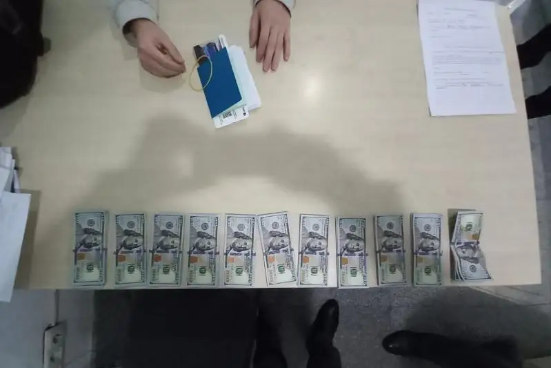 Пассажира с незадекларированной валютой задержали в аэропорту Актау