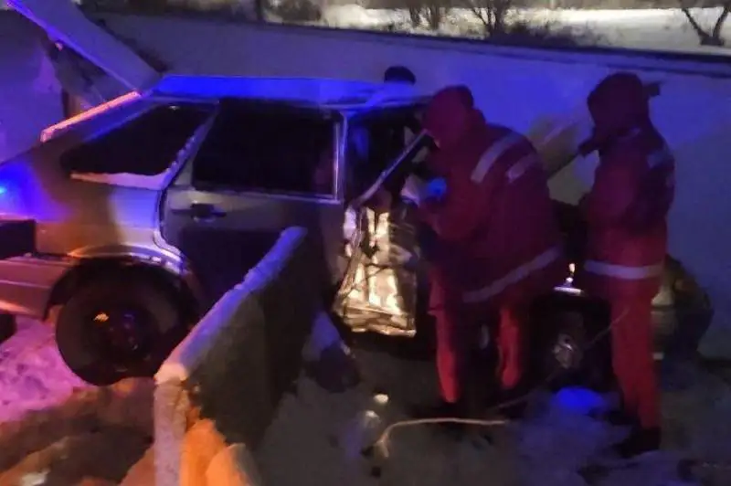 Зажатому в авто после ДТП мужчине помогли спасатели Усть-Каменогорска