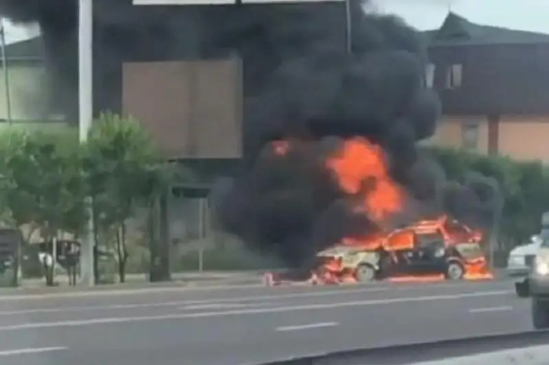 Горящий автомобиль взорвался на дороге в Алматы