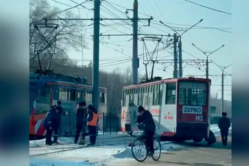 Трамвай с пассажирами сошел с рельсов в Павлодаре