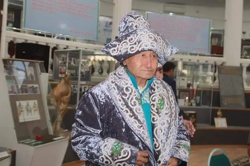 81-летний веломарафонец подарил свой велосипед музею спорта в Туркестанской области