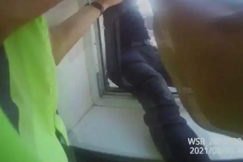 Мужчину сняли с карниза восьмого этажа в Нур-Султане