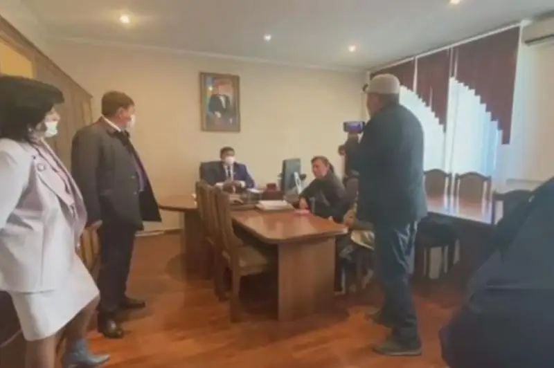 Потасовку между жителями и замакима района Алматинской области сняли на видео