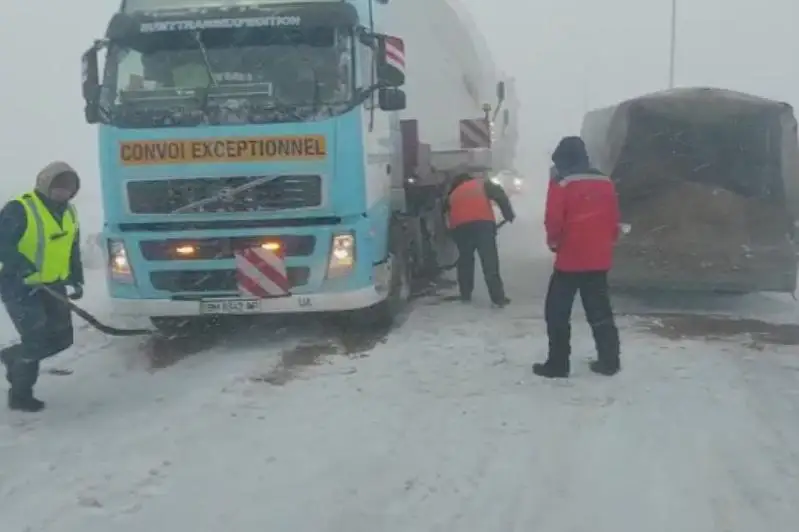 Пробка образовалась на трассе из-за снегопада в Актюбинской области