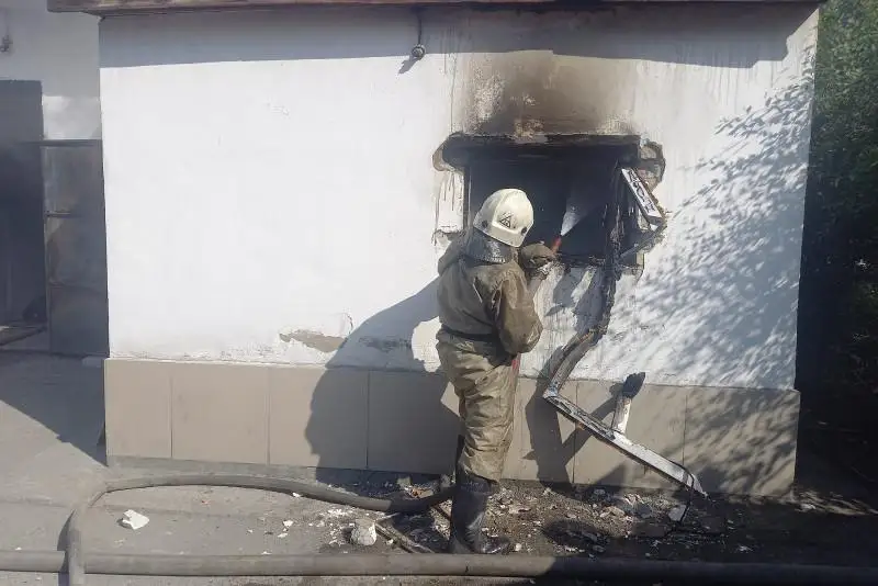 Шесть газовых баллонов вынесли из горящего магазина в Семее