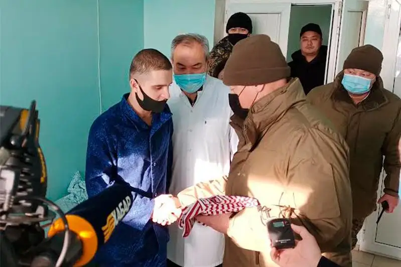 Aqtóbe oblysynyń ákimi jaraly jaýyngerdiń jaǵdaıyn bildi