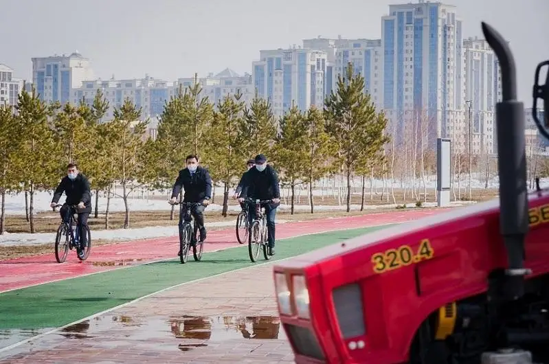 Altaı Kólginov elordany velosıpedpen aralap shyqty