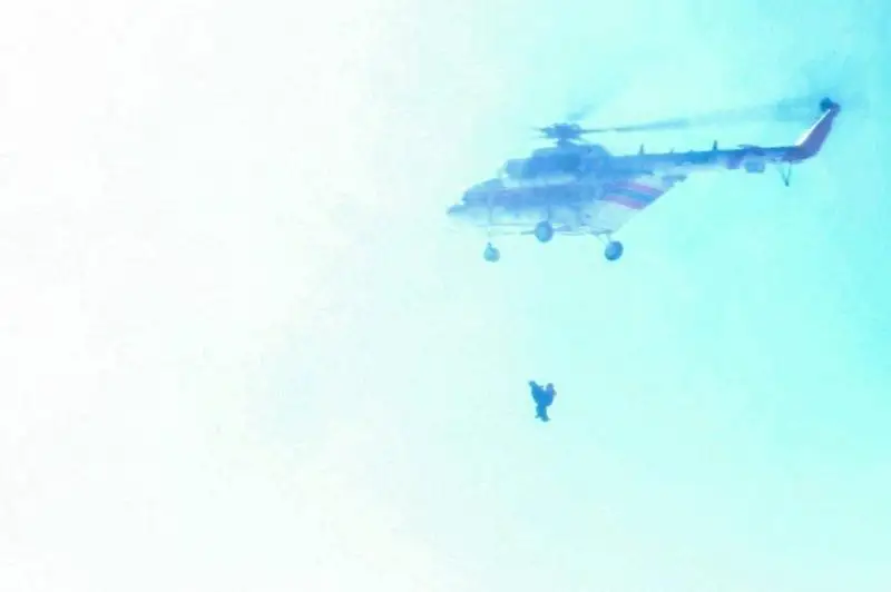 Вертолет задействовали для спасения условно тонущих рыбаков в Усть-Каменогорске