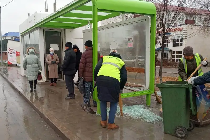Атырауда аялдаманың шыны қоршауын сындырған бұзақы іздестірілуде