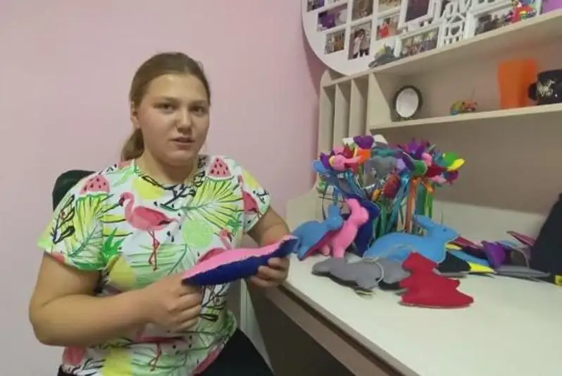 Алматы облысында ата-анасыз қалған балалар қуыршақ сатып, кәсіптерін бастауда
