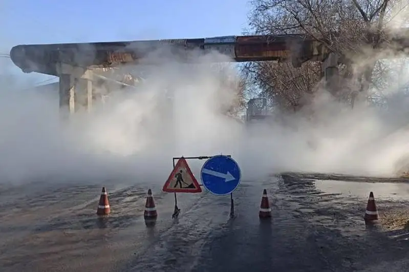 Без тепла из-за аварии на теплотрассе остались восемь улиц Караганды