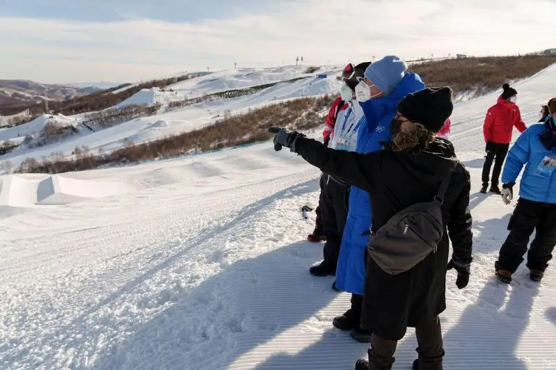 Правила ношения масок смягчили для медальных церемоний на Олимпиаде в Пекине
