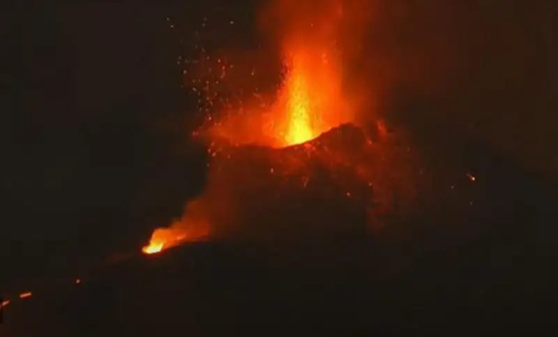 Извержение на острове Пальма: конус вулкана вновь обрушился